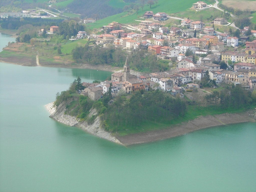 Il borgo più amato delle Marche è un gioiello di storia e tradizioni che si affaccia sul Lago di Mercatale
