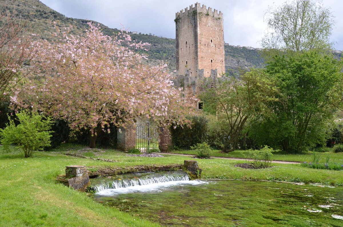 Il Castello Caetani è a due passi dalla capitale e i suoi Giardini della Ninfa sono davvero imperdibili