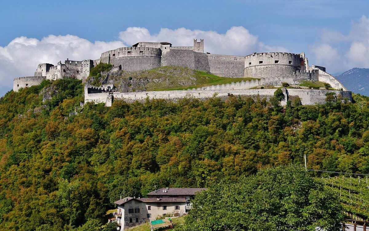 più grande e la più antica fortezza del Trentino più grande e la più antica fortezza del Trentino