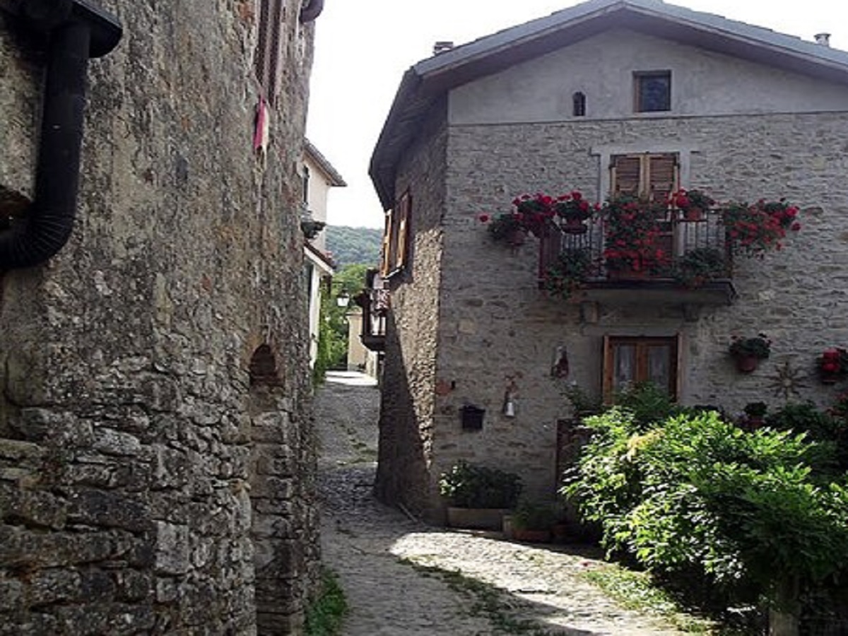 Alla scoperta dell’incanto medievale di Mombaldone, antico borgo della Langa Astigiana