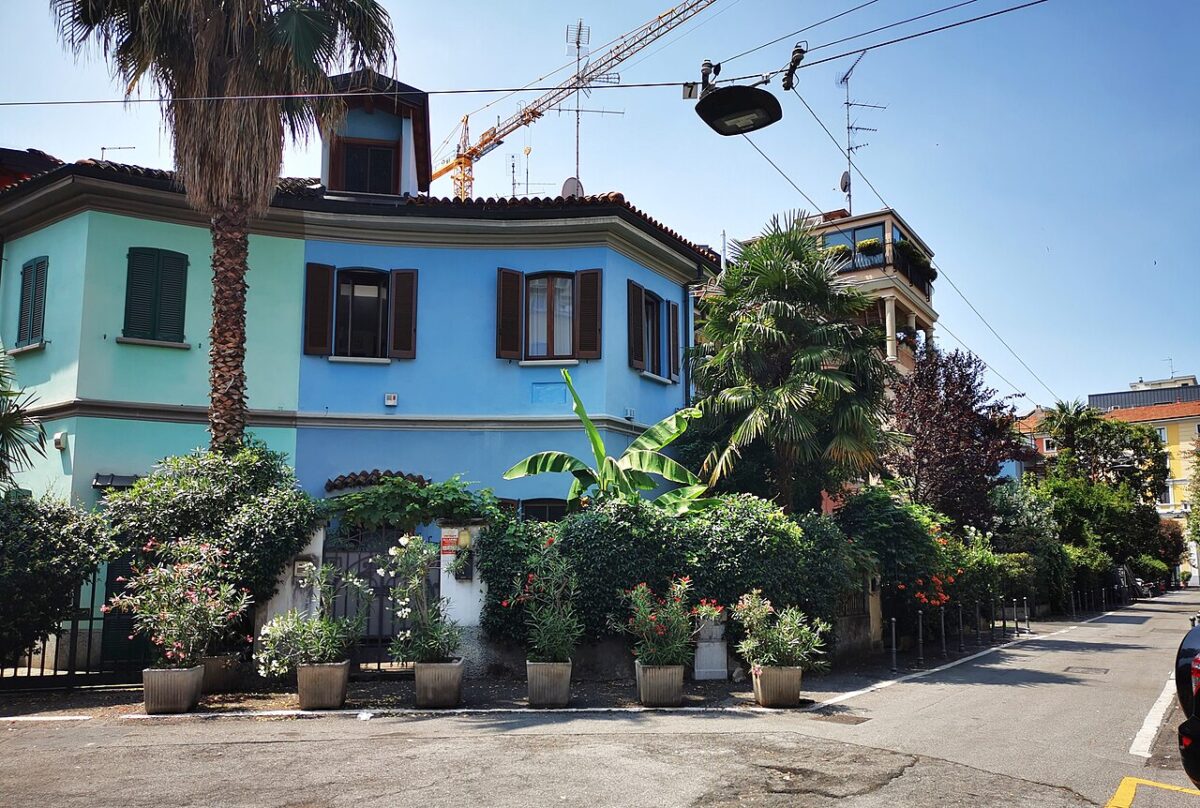 Via Lincoln è un’esplosione di colori e si trova a due passi dal cuore di Milano