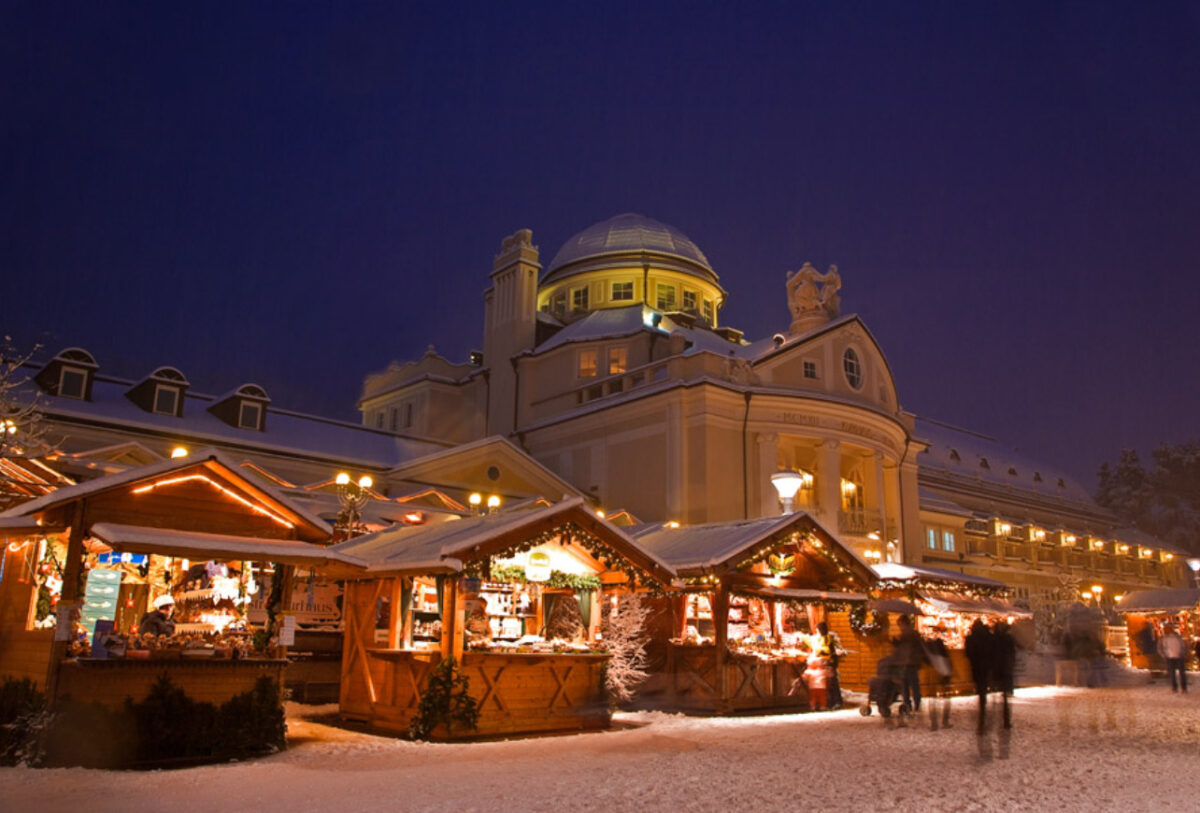 I suggestivi mercatini di Natale a Merano sono i più belli delle Dolomiti con la pista di pattinaggio e il trenino storico