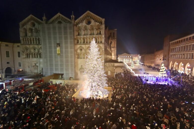 ferrara-natale-albero-piazza