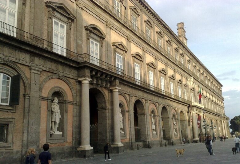 Il Palazzo Reale Di Napoli è Un'autentica Magia Con L'albero Dei ...