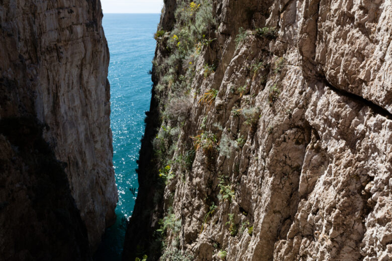 Vista di una delle spaccature di Monte Spaccato a Gaeta