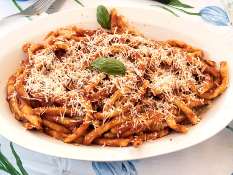 Sicilian,Macaroni,,Fresh,Handmade,Pasta,With,A,Small,Underwire