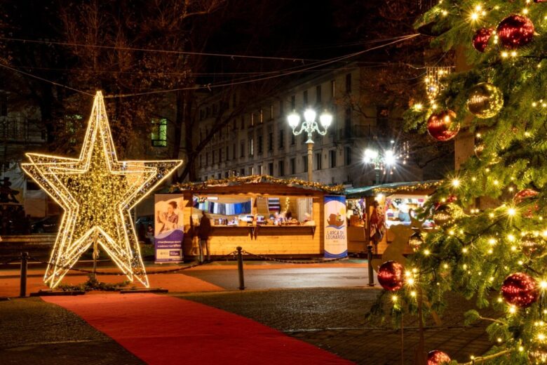 Bergamo,,Italy,-,19th,December,2019:,Market,Stalls,,Christmas,Tree