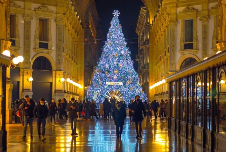 Albero,Di,Natale.,People,In,Protective,Masks,At,The,Swarovski