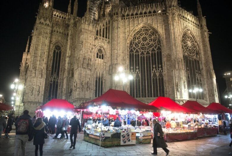 Milan,,Italy-december,09,,2014:,Christmas,Market,With,Lights,Decorations,Nearby