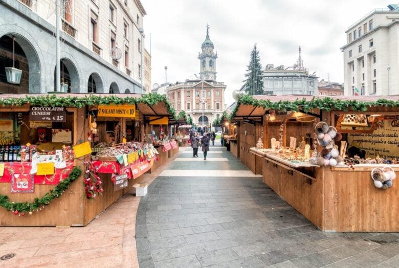 Varese,,Italy,-,December,16,,2016:,Christmas,Market,In,The