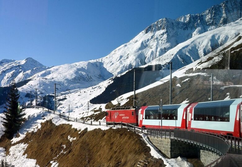 Glacier_Express_in_Swiss_Alps_bound_for_Zermatt