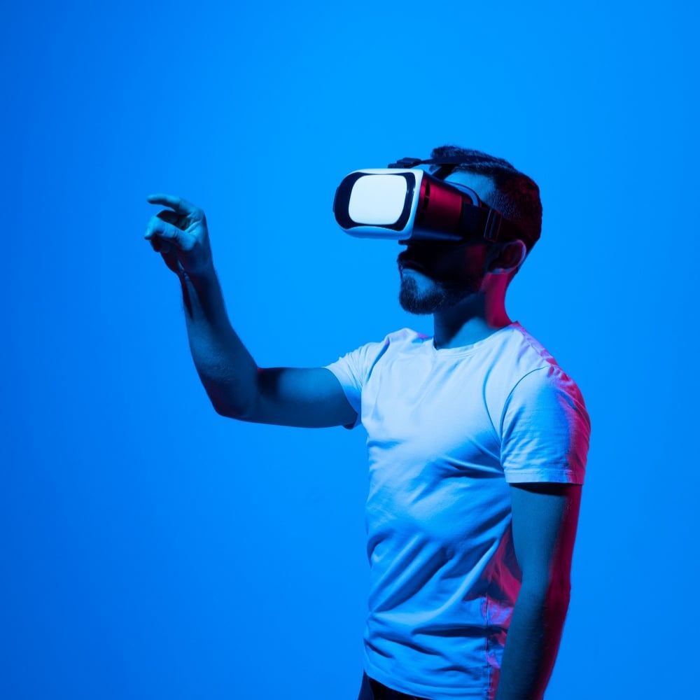 Uomo con occhiali metaverso