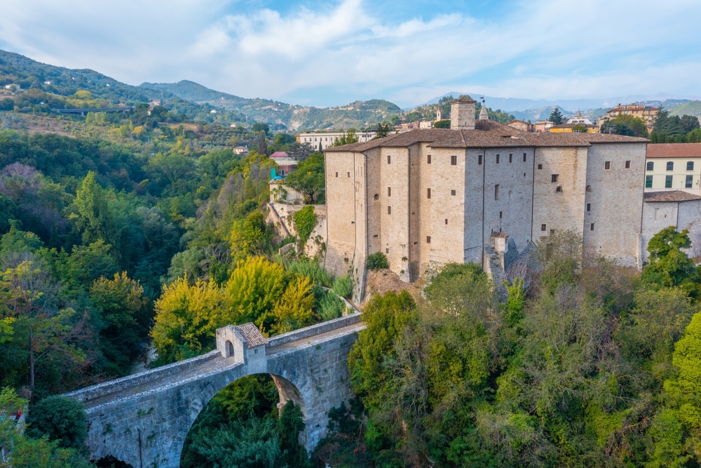 Video – Un ponte avvolto da leggende oscure domina questa città da secoli