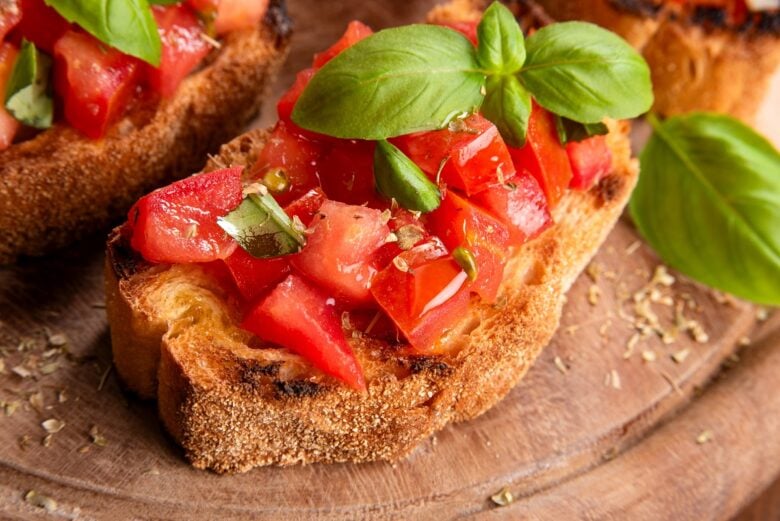 Delicious,Bruschette,With,Fresh,Tomato,,Basil,And,Extra,Virgin,Olive