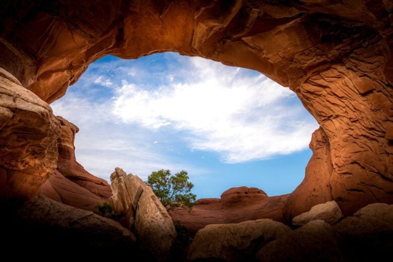 Broken,Arch,Is,A,Distinctive,Geological,Formation,Located,In,Arches