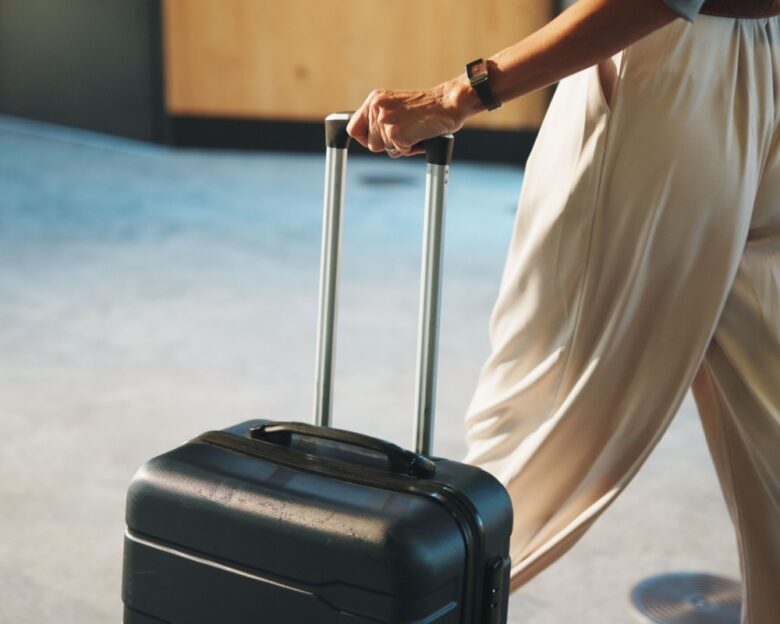 Donna con trolley