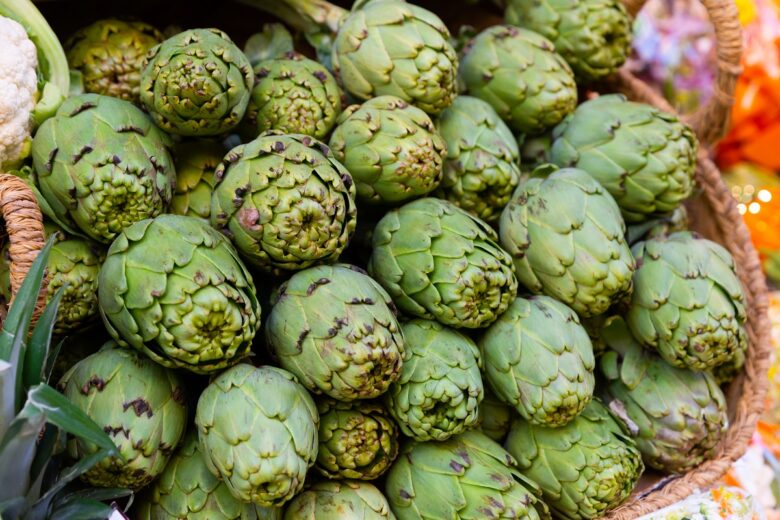 Pile,Of,Green,Artichokes,On,Market,Counter.,High,Quality,Photo