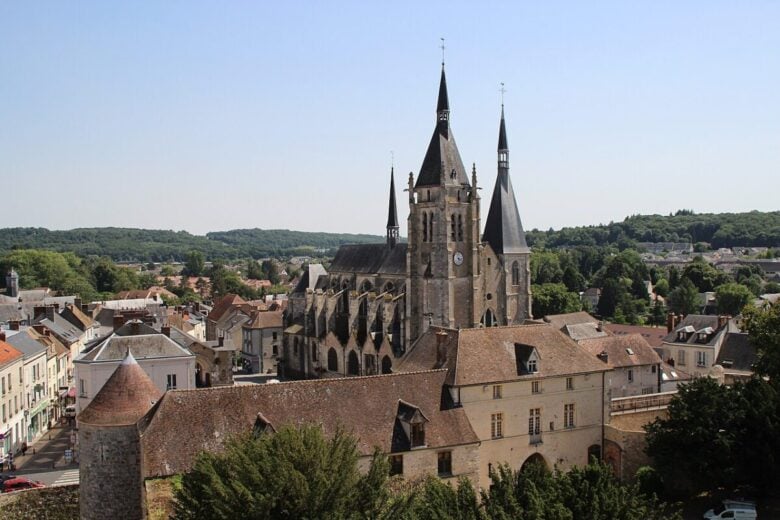 A meno di un'ora da Parigi c'è un villaggio medievale che quasi nessuno visita