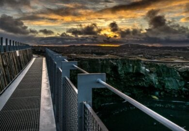 Questo piccolo ponte in Islanda ti fa camminare tra due continenti