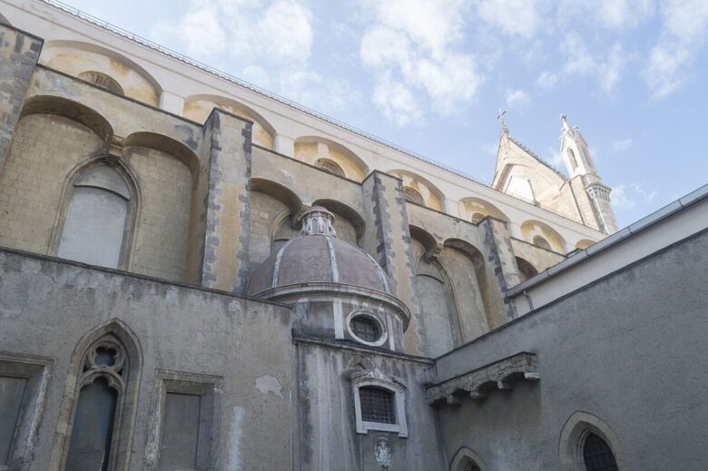 Duomo_di_Napoli_-_esterno_02