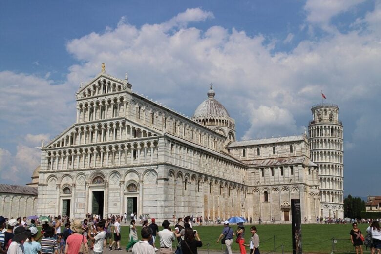 Piazza_dei_Miracoli_(Pisa) Piazza_dei_Miracoli_(Pisa)