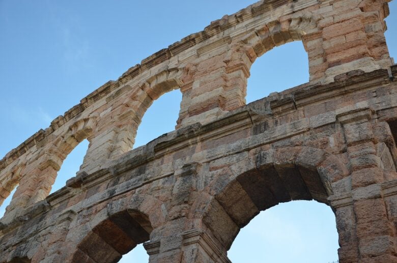 Arena, Di