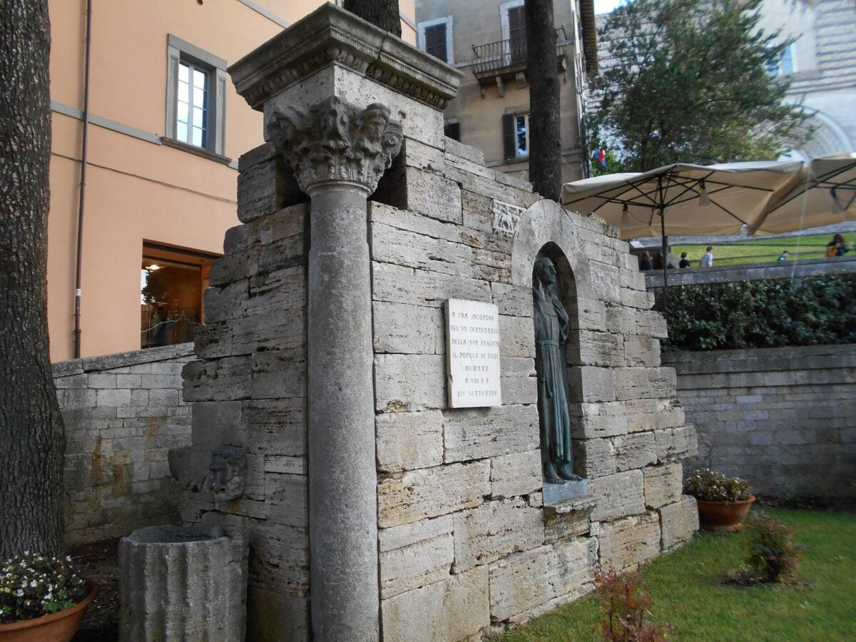 monumento-jacopone-todi