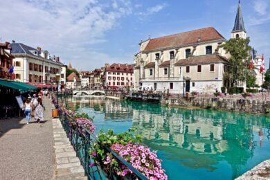 Una delle città più incredibili d’Europa si nasconde tra acque turchesi e vette maestose
