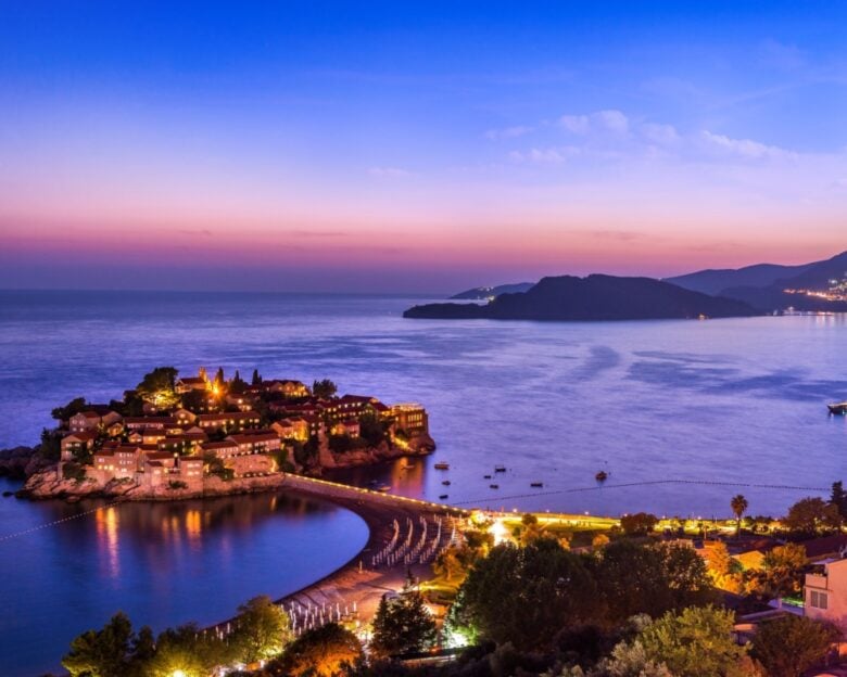 isola di Sveti Stefan di sera