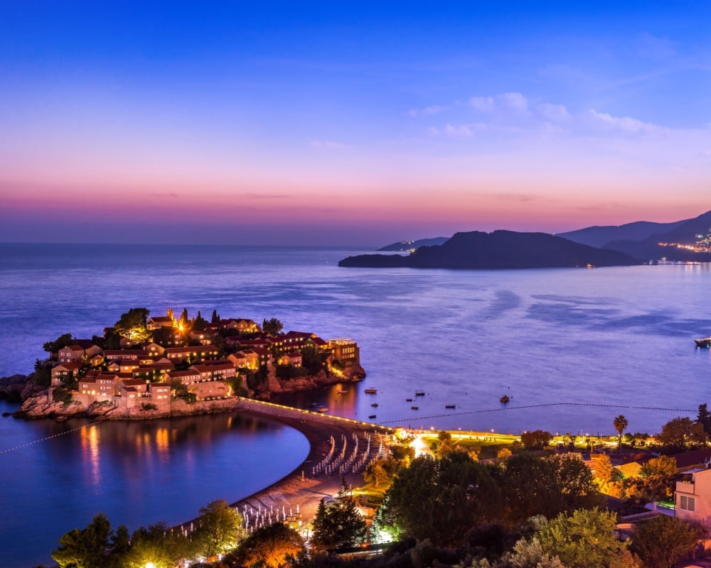 isola di Sveti Stefan di sera