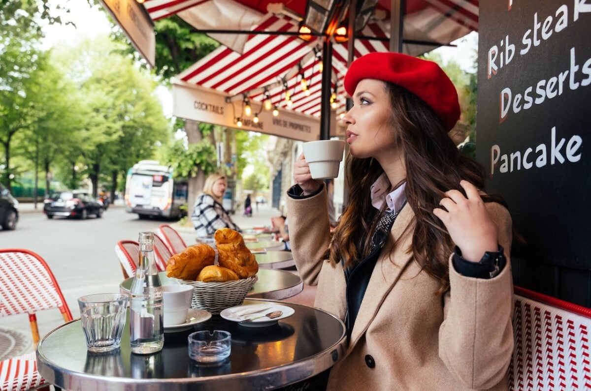 Beautiful,Young,Woman,Visiting,Paris,And,The,Eiffel,Tower.,Parisian Beautiful,Young,Woman,Visiting,Paris,And,The,Eiffel,Tower.,Parisian