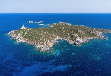 Acque cristalline e una statua sotto il mare: l’isola segreta della Sardegna conquista tutti