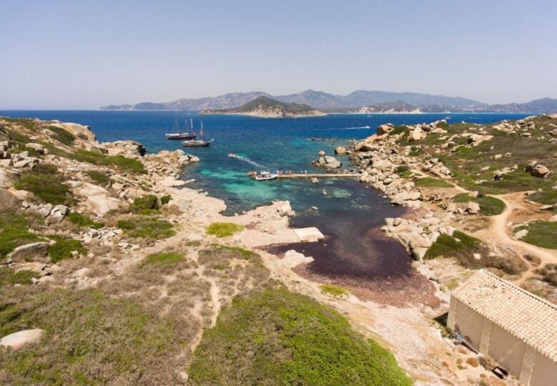 Isola dei Cavoli calette