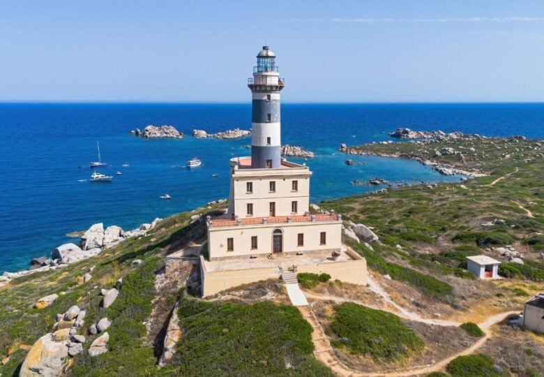 Isola dei Cavoli faro