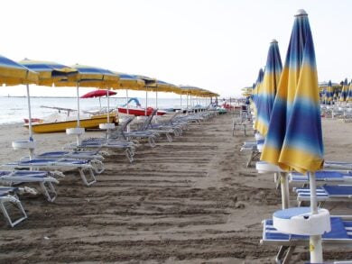 Una giornata al mare può costare oltre 1.500 euro: i prezzi shock dell’estate 2026