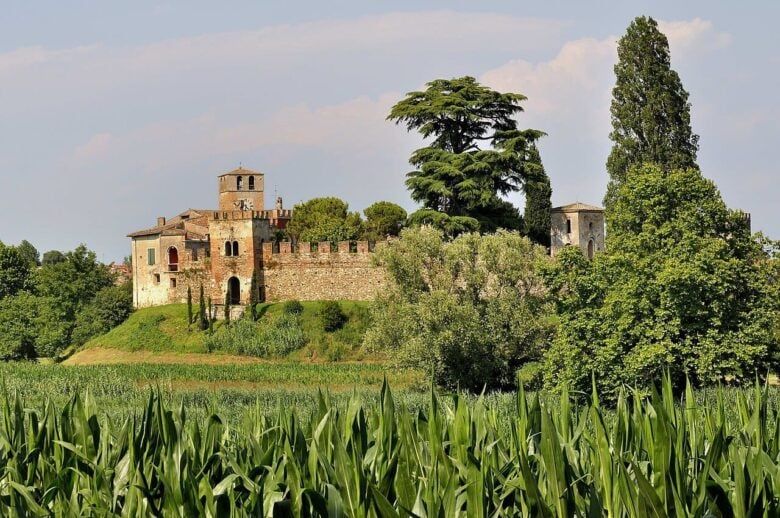 Castellaro_Lagusello_-_panoramio