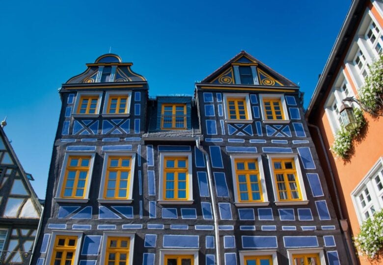 Schiefes Haus