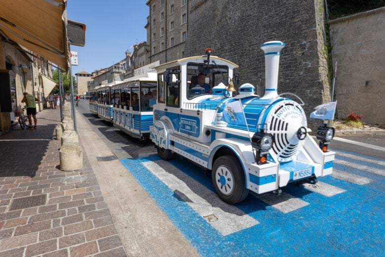 treno bianco azzurro