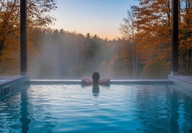 Immergersi nell’acqua calda mentre gli alberi si tingono d’autunno: dove vivere questa esperienza