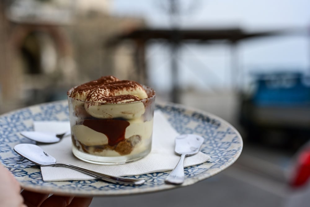 tiramisù servito in coppa tiramisù servito in coppa