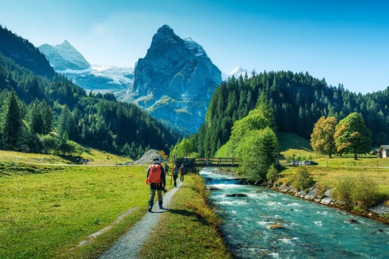 Turisti trekking in Svizzera
