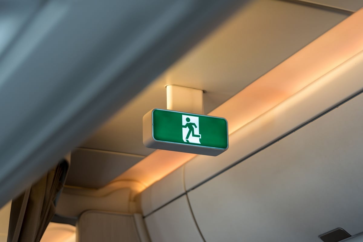 Uscita di emergenza in aereo Uscita di emergenza in aereo
