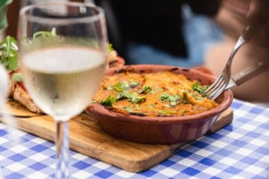 Se vai in Friuli devi assaggiarlo: dove mangiare il frico più autentico tra Tolmezzo e la Carnia