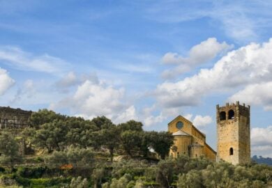 In Liguria c’è un borgo medievale affacciato sul mare che oggi ha qualcosa in più
