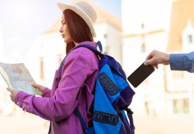 Le città europee dove i turisti vengono truffati di più: la classifica (sul podio c’è anche l’Italia)