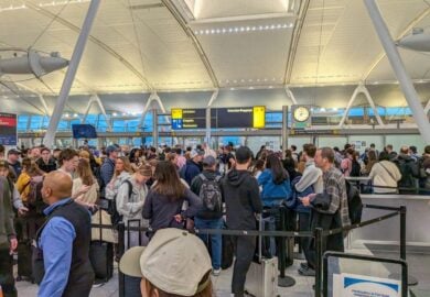 Aeroporti nel caos, stop temporaneo ai nuovi controlli: cosa sta succedendo