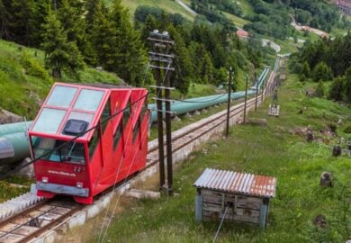 E’ tra le funicolari più ripide al mondo ma in pochi minuti ti porta a un lago spettacolare