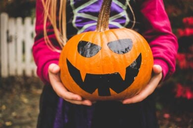 Questo borgo custodisce una storia che tutti conoscono, ma ad Halloween la racconta diversamente