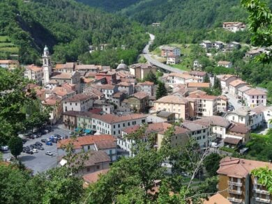 Tra montagne e acque cristalline si nasconde un borgo che sembra fermo nel tempo