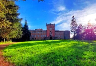 Da quasi 30 anni nessuno può viverlo davvero: ora il castello più sorprendente della Toscana rinasce